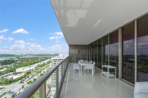 Condo in Bal Harbour, Florida, 2 bedrooms  № 1861812 - photo 9