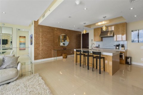 Condo in Bal Harbour, Florida, 2 bedrooms  № 1861812 - photo 16