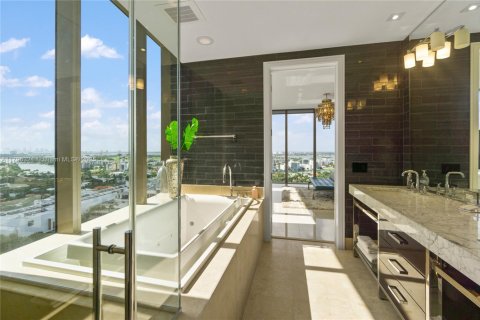 Condo in Bal Harbour, Florida, 2 bedrooms  № 1861812 - photo 24