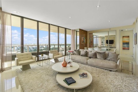 Condo in Bal Harbour, Florida, 2 bedrooms  № 1861812 - photo 15