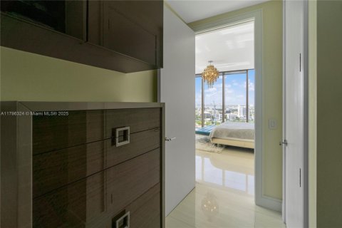 Condo in Bal Harbour, Florida, 2 bedrooms  № 1861812 - photo 29