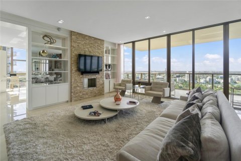 Condo in Bal Harbour, Florida, 2 bedrooms  № 1861812 - photo 17