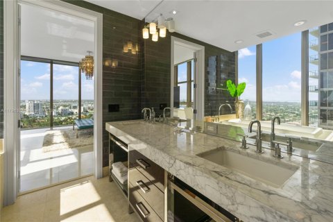 Condo in Bal Harbour, Florida, 2 bedrooms  № 1861812 - photo 27
