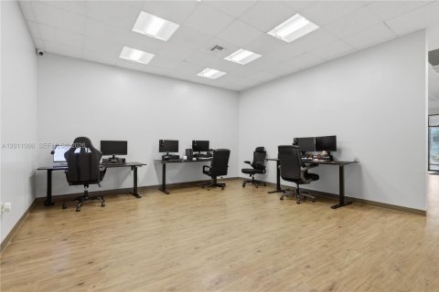 Commercial property in Sunrise, Florida № 2074504 - photo 9