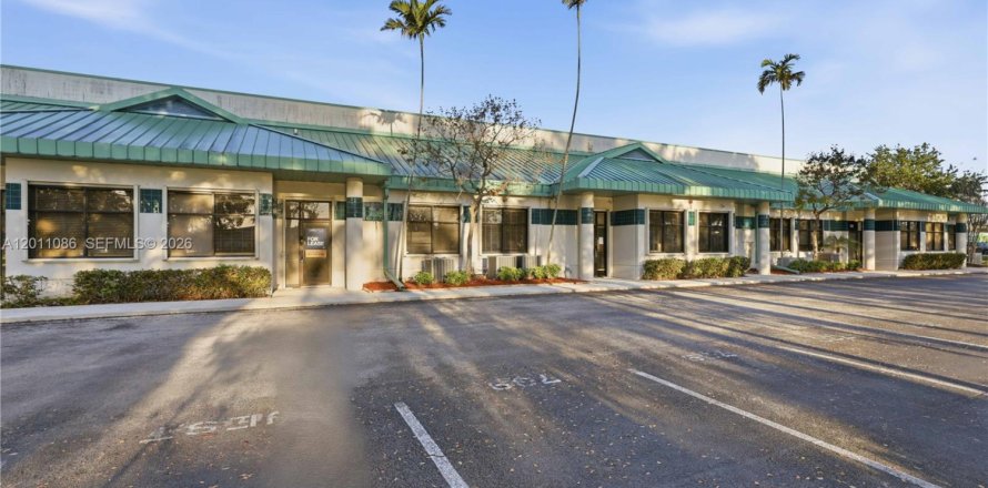 Commercial property in Sunrise, Florida № 2074504