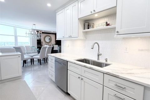 Condominio en alquiler en Longboat Key, Florida, 2 dormitorios, 130.9 m2 № 2097383 - foto 17