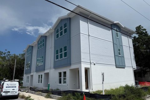 Commercial property in Tampa, Florida 12 bedrooms, 672.24 sq.m. № 1872844 - photo 30