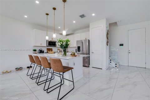 House in Miami, Florida 4 bedrooms, 237.46 sq.m. № 1941675 - photo 8