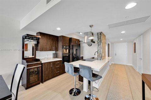 Condo in Hallandale Beach, Florida, 3 bedrooms № 2145770