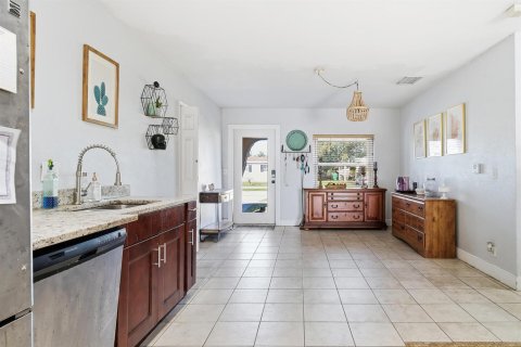 Villa ou maison à vendre à Palm Springs, Floride: 4 chambres, 184.69 m2 № 2173034 - photo 10