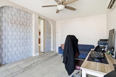 Villa ou maison à vendre à Palm Springs, Floride: 4 chambres, 184.69 m2 № 2173034 - photo 13