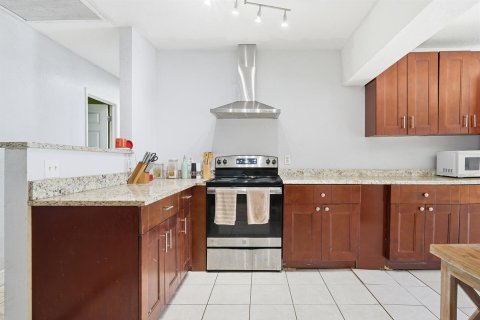 Casa en Palm Springs, Florida 4 dormitorios, 184.69 m2 № 2173034