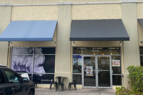 Commercial property in Miami, Florida № 2024979