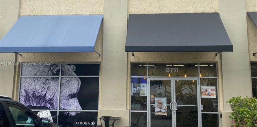 Commercial property in Miami, Florida № 2024979