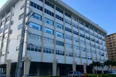 Condo in Hallandale Beach, Florida, 1 bedroom  № 2382466 - photo 3