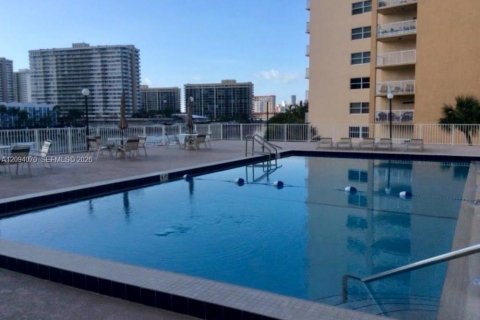 Condo in Hallandale Beach, Florida, 1 bedroom  № 2382466 - photo 2