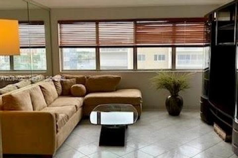 Condo in Hallandale Beach, Florida, 1 bedroom  № 2382466 - photo 4