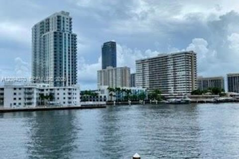 Condo in Hallandale Beach, Florida, 1 bedroom  № 2382466