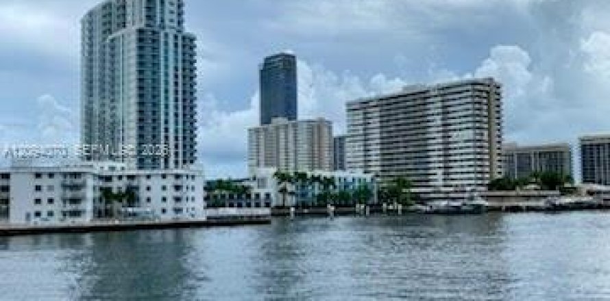 Condo in Hallandale Beach, Florida, 1 bedroom  № 2382466