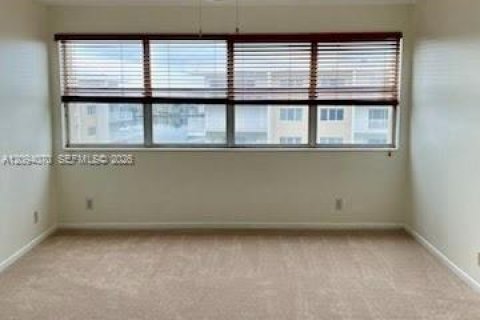 Condo in Hallandale Beach, Florida, 1 bedroom  № 2382466 - photo 6