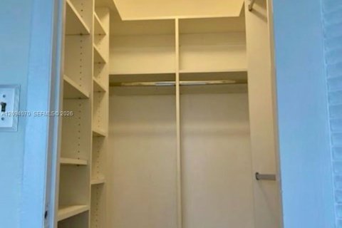 Condo in Hallandale Beach, Florida, 1 bedroom  № 2382466 - photo 5