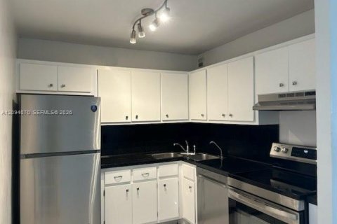 Condo in Hallandale Beach, Florida, 1 bedroom  № 2382466 - photo 10