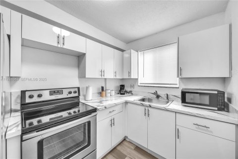 Снять в аренду виллу или дом в Холливуд, Флорида 3 спальни, 88.16м2, № 2038855 - фото 2