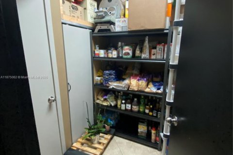 Купить коммерческую недвижимость в Майами, Флорида № 2037013 - фото 22