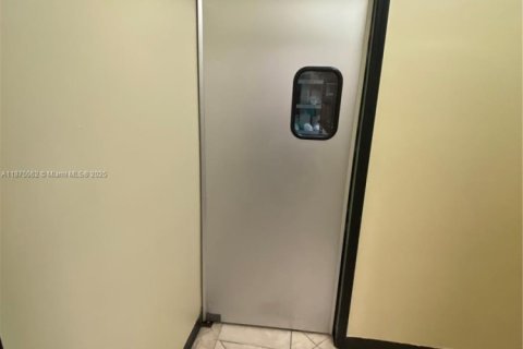 Купить коммерческую недвижимость в Майами, Флорида № 2037013 - фото 27