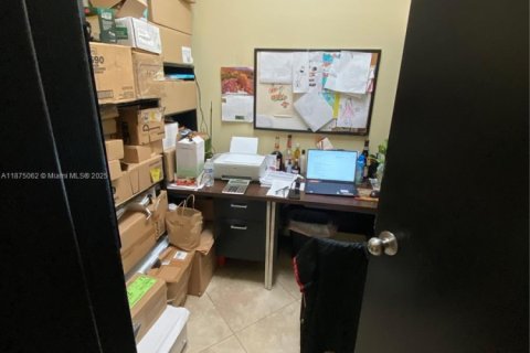 Купить коммерческую недвижимость в Майами, Флорида № 2037013 - фото 23