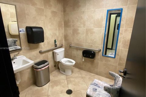 Купить коммерческую недвижимость в Майами, Флорида № 2037013 - фото 25