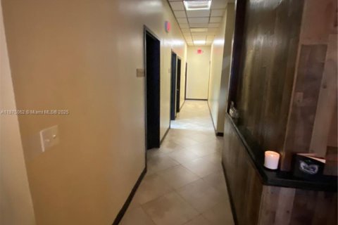 Купить коммерческую недвижимость в Майами, Флорида № 2037013 - фото 21