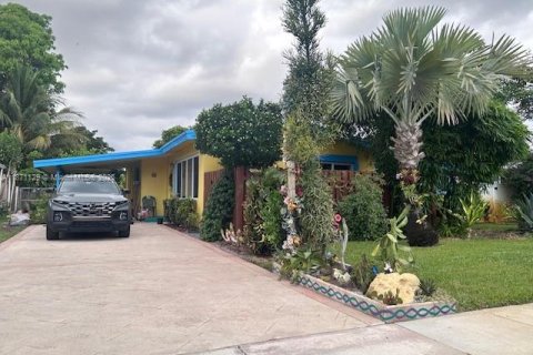 House in Plantation, Florida 3 bedrooms, 141.95 sq.m. № 1895638 - photo 1