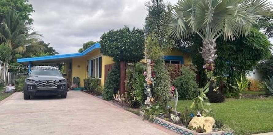 House in Plantation, Florida 2 bedrooms, 141.95 sq.m. № 1895638