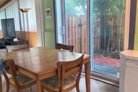 House in Plantation, Florida 3 bedrooms, 141.95 sq.m. № 1895638 - photo 8