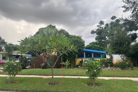 House in Plantation, Florida 3 bedrooms, 141.95 sq.m. № 1895638 - photo 2
