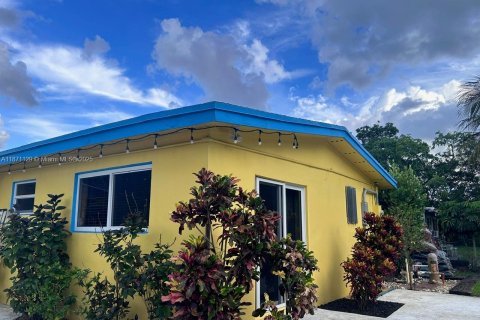 House in Plantation, Florida 3 bedrooms, 141.95 sq.m. № 1895638 - photo 3