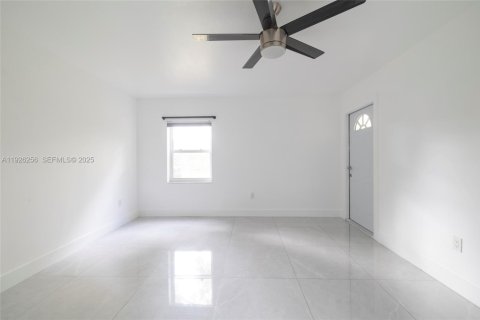 Condo in Miami, Florida, 1 bedroom  № 1989653 - photo 11