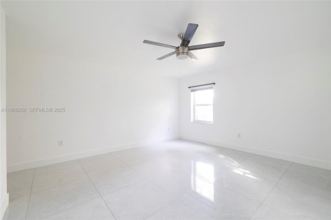 Condo in Miami, Florida, 1 bedroom  № 1989653 - photo 10