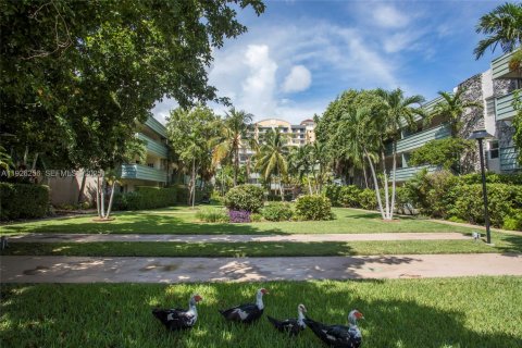 Condo in Miami, Florida, 1 bedroom  № 1989653 - photo 30
