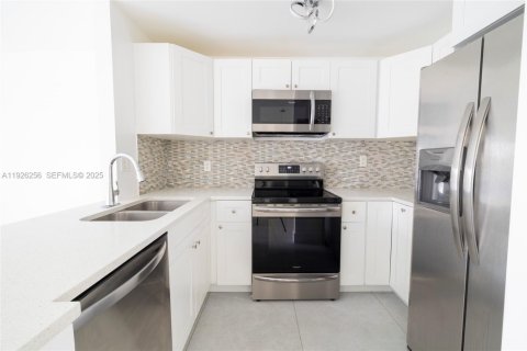 Condo in Miami, Florida, 1 bedroom  № 1989653 - photo 1