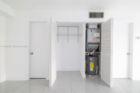 Condo in Miami, Florida, 1 bedroom  № 1989653 - photo 9