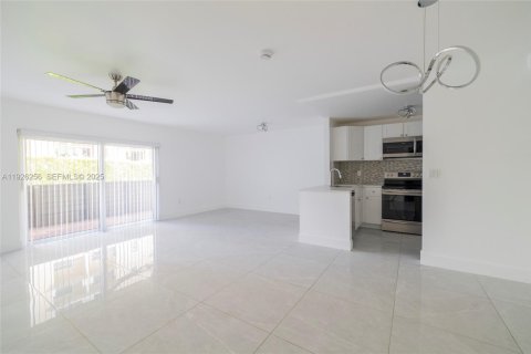 Condo in Miami, Florida, 1 bedroom  № 1989653 - photo 4