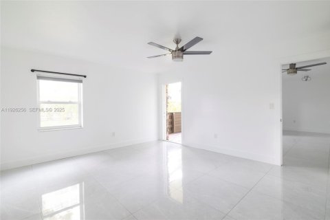 Condo in Miami, Florida, 1 bedroom  № 1989653 - photo 12