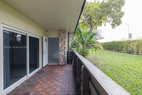 Condo in Miami, Florida, 1 bedroom  № 1989653 - photo 20
