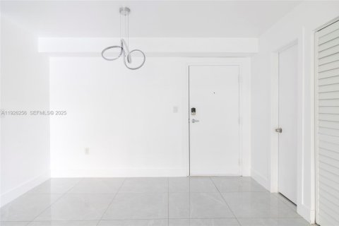 Condo in Miami, Florida, 1 bedroom  № 1989653 - photo 8