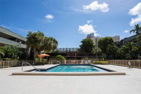 Condo in Miami, Florida, 1 bedroom  № 1989653 - photo 29
