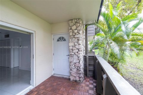Condo in Miami, Florida, 1 bedroom  № 1989653 - photo 22