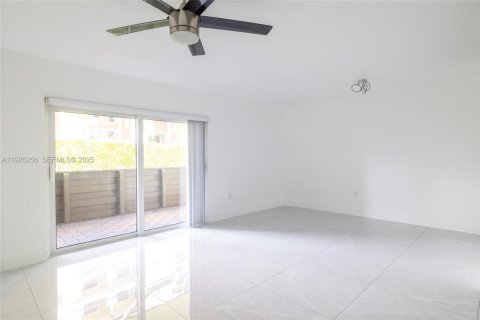 Condo in Miami, Florida, 1 bedroom  № 1989653 - photo 7