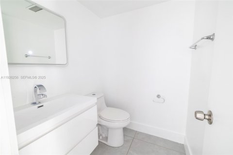 Condo in Miami, Florida, 1 bedroom  № 1989653 - photo 6